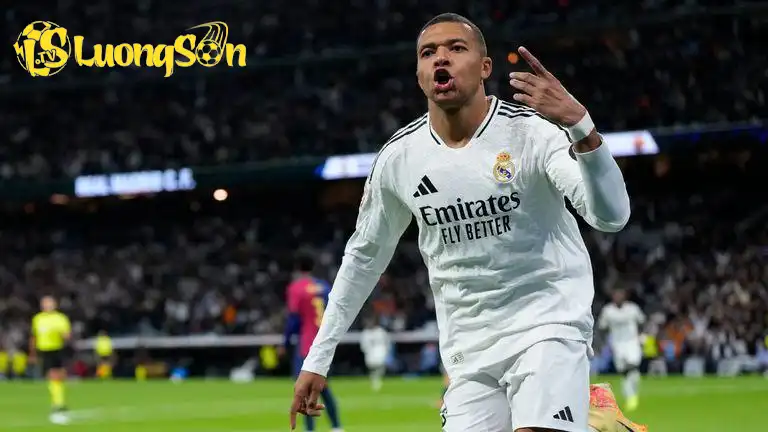 Gác lại chuyện tình cảm, Mbappe vẫn đang thăng hoa trong màu áo Real Madrid. (Ảnh: Sky Sports)