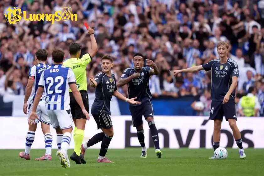 VAR không xem lại tình huống Dean Huijsen nhận thẻ đỏ trực tiếp (Ảnh: Madrid Universal).