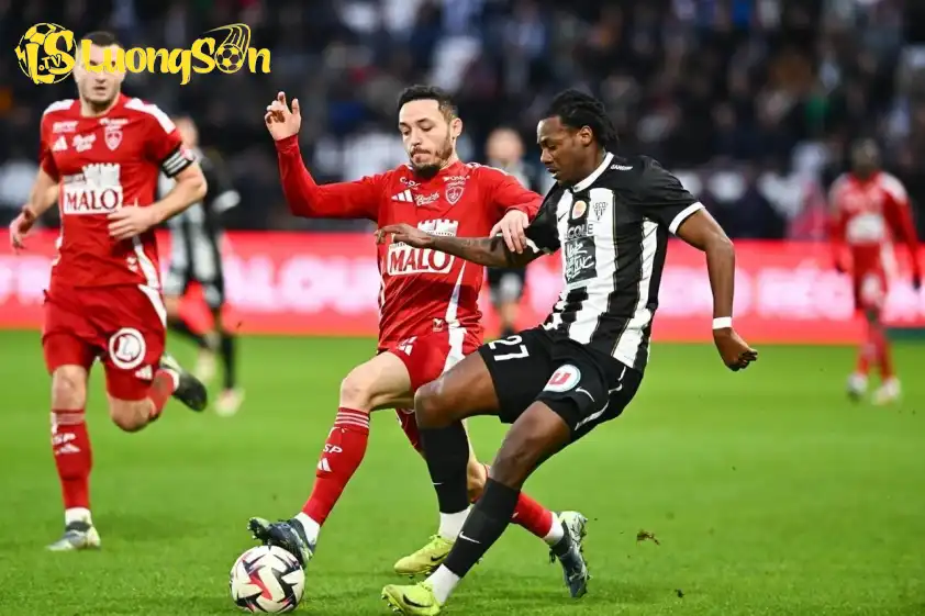 Angers đang lợi thế sân nhà cùng phong độ nhỉnh hơn trong trận đấu này.