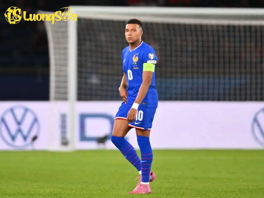 Mbappe bỏ ngỏ khả năng ra sân thi đấu sau khi phải rời sân vì chấn thương ở trận đấu với Azerbaijan (Ảnh: Goal)