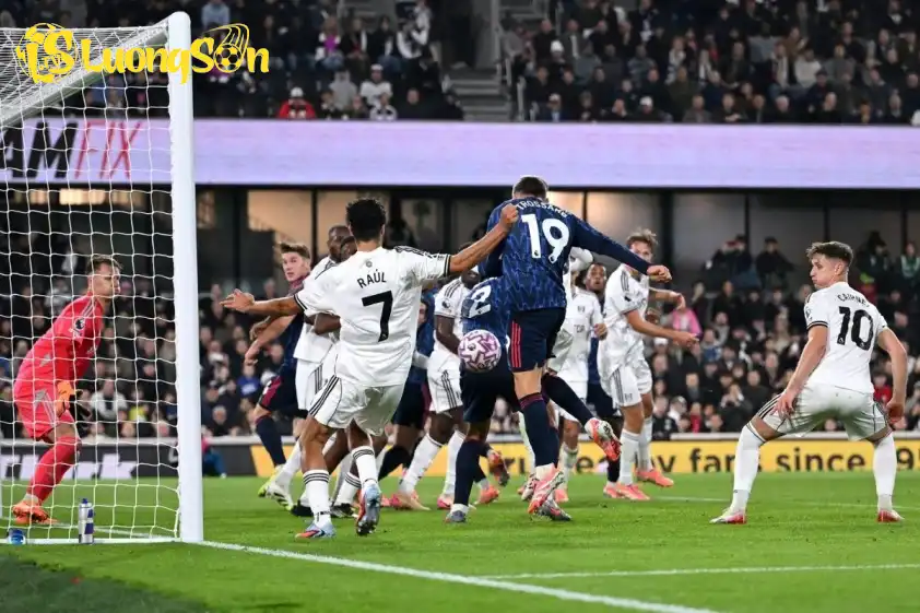 Trossard là người hùng của Arsenal trong chiến thắng trước Fulham