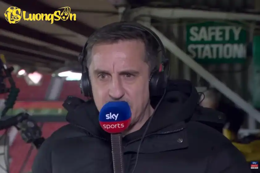 Gary Neville lên tiếng chỉ trích Luke Shaw.