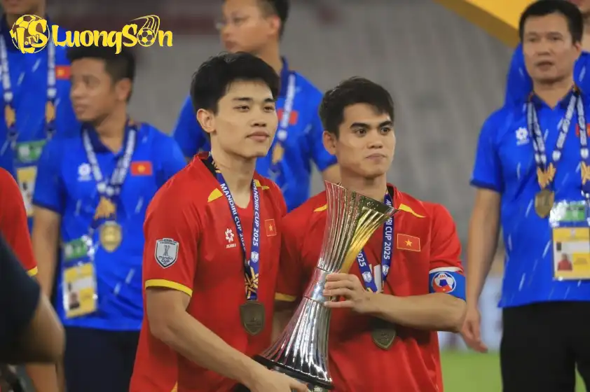 Đình Bắc (trái) đội phó, Khuất Văn Khang (phải) làm đội trưởng ở SEA Games 33