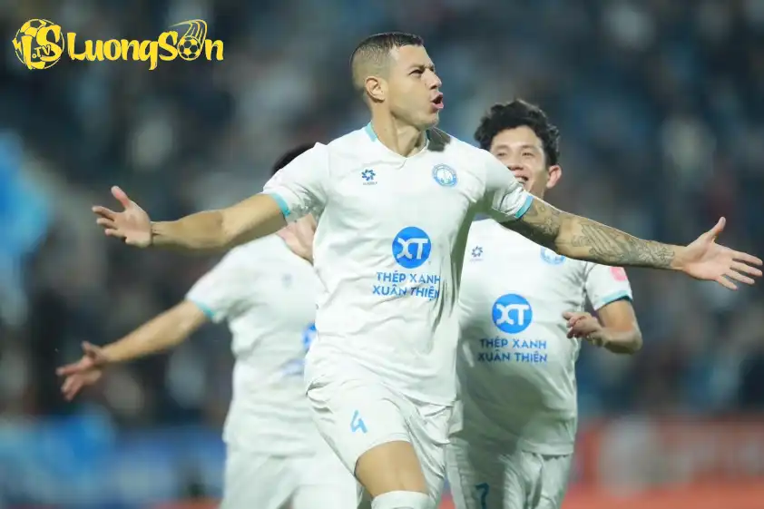 Lucas mở tỷ số cho Nam Định từ rất sớm