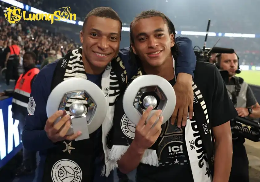 Ethan (phải) vẫn chưa có nổi một lần được triệu tập lên ĐT Pháp