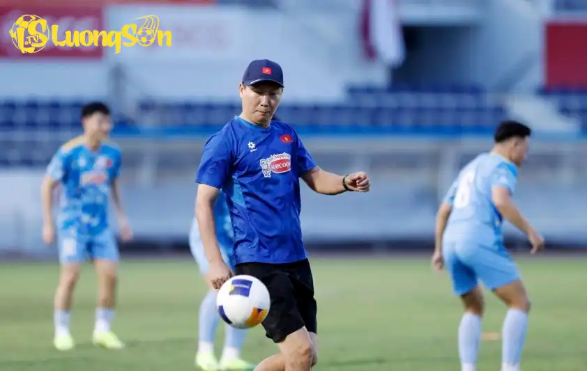 HLV Kim Sang Sik chuẩn bị chốt danh sách 23 cầu thủ chính thức