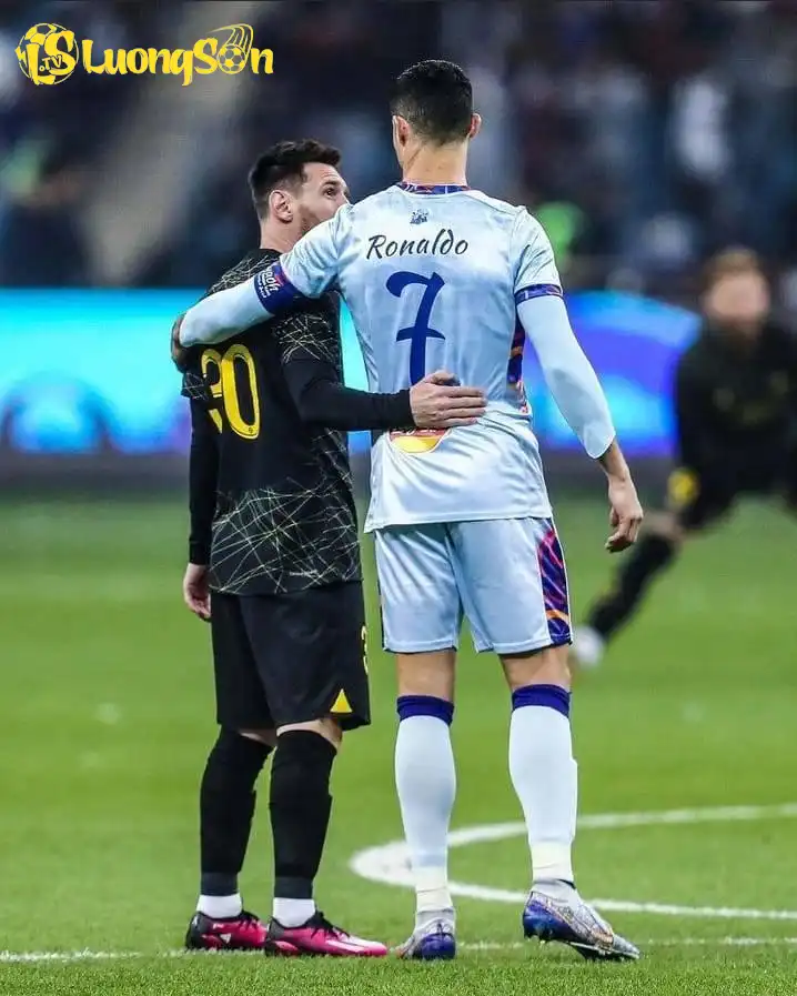 Messi và Ronaldo trong một trận giao hữu giữa PSG và Al-Nassr.